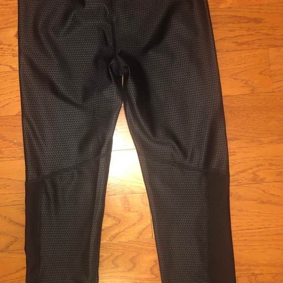 Under Armour compression capris. Size small - Picture 3 of 6